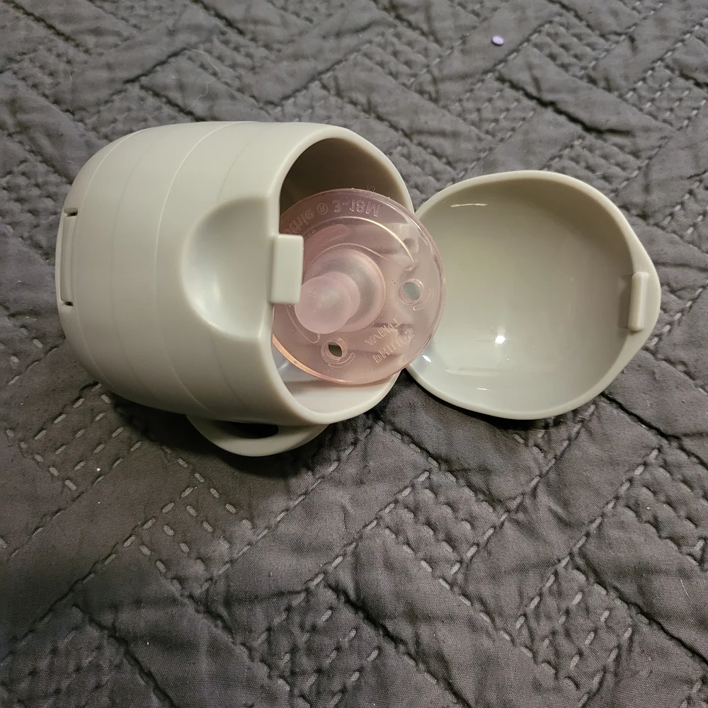 Dual Pacifier Holder - Picture 3 of 3